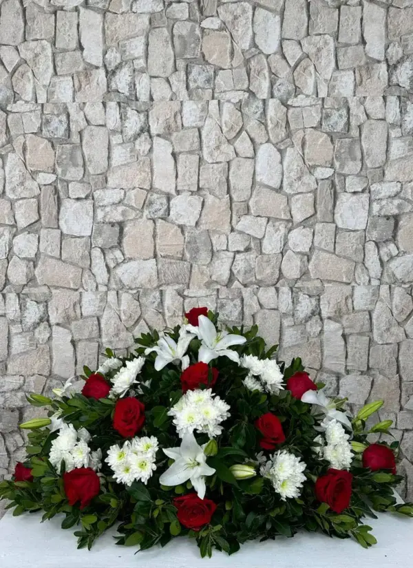 Centro funerario con rosas rojas