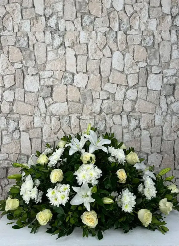 Cojín funerario de rosas blancas