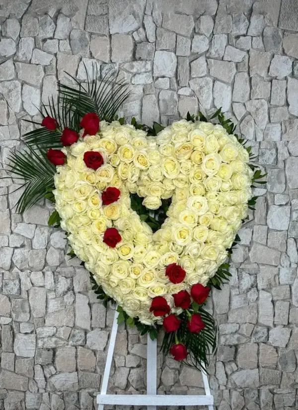 Corona de rosas blancas